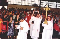 L'ingresso dei sacerdoti preceduti dalla Croce e dalla Parola