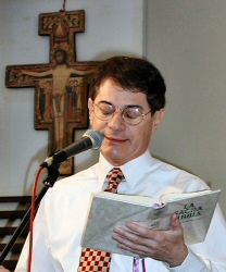 il dott. John Bonnici durante la catechesi
