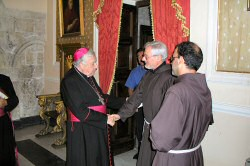 Mons. Ottorino Pietro Alberti saluta i Padri Cappuccini