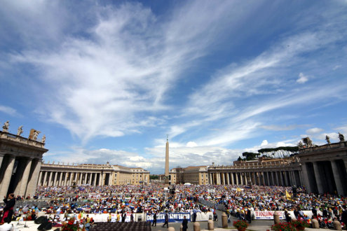 piazza San Pietro invasa dai Movimenti Ecclesiali piazza San Pietro