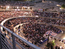 l'Anfiteatro Romano durante la Veglia di Pentecoste del 2004