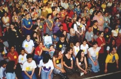 i giovani sotto il palco i giovani sotto il palco