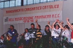 La corale anima la preghiera di lode La corale anima la preghiera di lode
