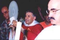 Padre Daniel con Gesù Eucaristia Padre Daniel con Gesù Eucaristia