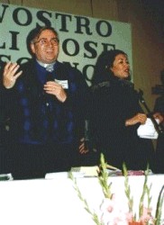 Padre Francesco e Maria Ester guidano la preghiera di lode Padre Francesco e Maria Ester guidano la preghiera di lode