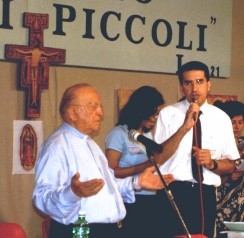 don Serafino e Ivan animano la preghiera don Serafino e Ivan animano la preghiera