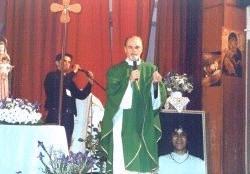 Padre Robert detta l'omelia