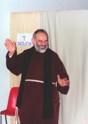 padre Natale Merelli fa il suo ingresso in sala padre Natale Merelli fa il suo ingresso in sala