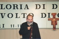Padre Natale Merelli durante la catechesi