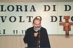 Padre Natale Merelli durante la catechesi Padre Natale Merelli durante la catechesi