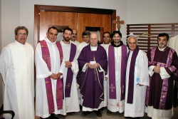foto di gruppo dei sacerdoti, diaconi e accoliti