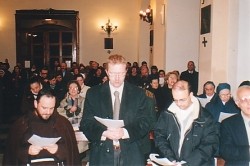 Padre Roberto Sardu OFMCapp, il Pastore Herbert Anders e Don Mario Farci durante la preghiera assemblea la preghiera