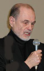 padre Robert Faricy durante la catechesi