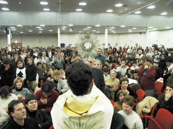 un momento dell'Adorazione Eucaristica un momento dell'Adorazione Eucaristica
