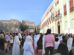 fedeli attendono l'arrivo dell'Arcivescovo fedeli attendono l'arrivo dell'Arcivescovo