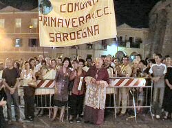 Mons. Alberti posa per una foto con la nostra Comunità Mons. Alberti posa per una foto con la nostra Comunità