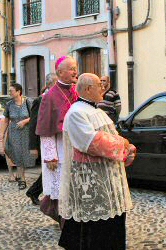 l'ingresso dell'Arcivescovo accompagnato dal Vicario