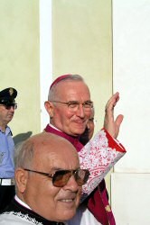 Mons. Mani saluta i fedeli Mons. Mani saluta i fedeli