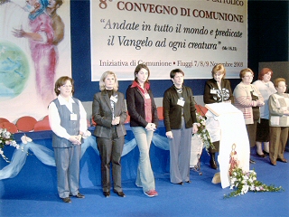 fratelli sul palco guidano la preghiera comunitaria preghiera