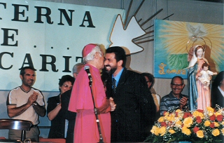 Il Responsabile della Comunità Primavera Giuliano Monaco saluta Mons. Luigi Accogli Il Responsabile della Comunità Primavera Giuliano Monaco saluta Mons. Luigi Accogli