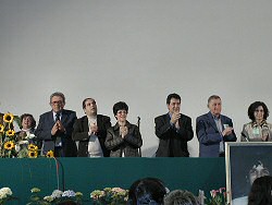 sul palco alcuni rappresentanti dei Movimenti Ecclesiali pregano per la comunione tra le diverse Realtà Rappresentanti Movimenti Ecclesiali