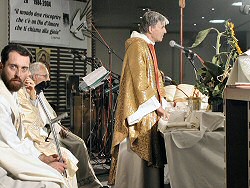 Padre Daniel Ange detta l'omelia Padre Daniel Ange