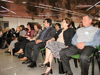 La fila degli ospiti: Sandra, Antonella, Giuliano ed il Responsabile dei Focolarini Gino La fila degli ospiti: Sandra, Antonella, Giuliano ed il Responsabile dei Focolarini Gino
