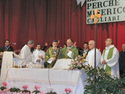 sacerdoti e diaconi durante la S. Messa