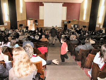I numerosi partecipanti che hanno riempito l'aula magna partecipanti