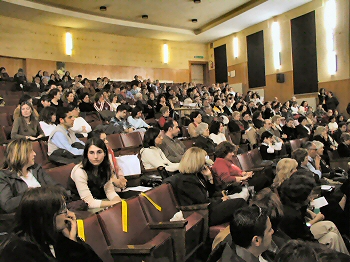 I numerosi partecipanti che hanno riempito l'aula magna partecipanti