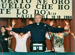 padre Francesco Belluzzo guida la preghiera di lode preghiera di lode