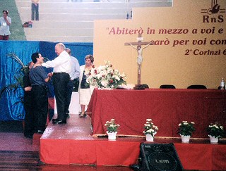 il Vescovo, Mons. Onesimo Cepeda Silva saluta Giuliano Monaco, Responsabile della Comunità Primavera il Vescovo, Mons. Onesimo Cepeda Silva saluta Giuliano Monaco, Responsabile della Comunità Primavera