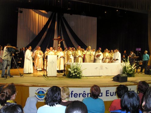 I Vescovi celebrano la Santa Eucarestia vescovi