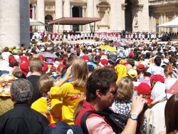 uno scorcio di piazza San Pietro uno scorcio di piazza San Pietro