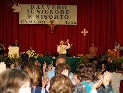 il dott. John durante la preghiera di guarigione dott. John Bonnici