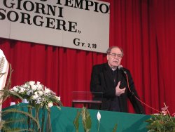 Padre Carlo Colonna S.J. durante la catechesi