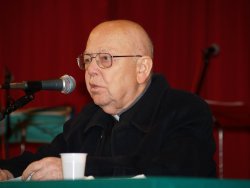 don Gabriele Amorth durante la sua catechesi