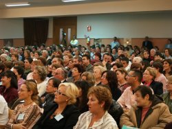 i presenti attenti alle parole di don Gabriele