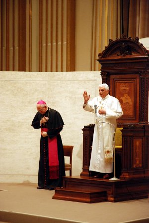 Il Santo Padre benedice l'assemblea fraternity