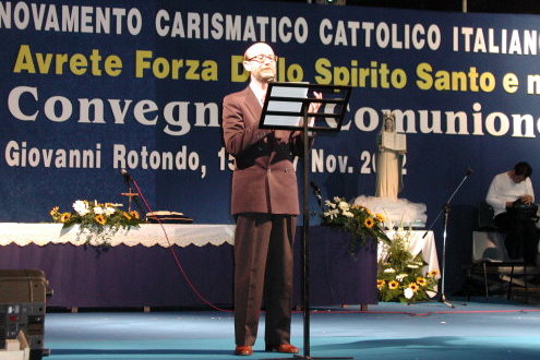 Durante una Conferenza Nazionale del Movimento, Antonello presenta la figura di Simona Tronci Antonello