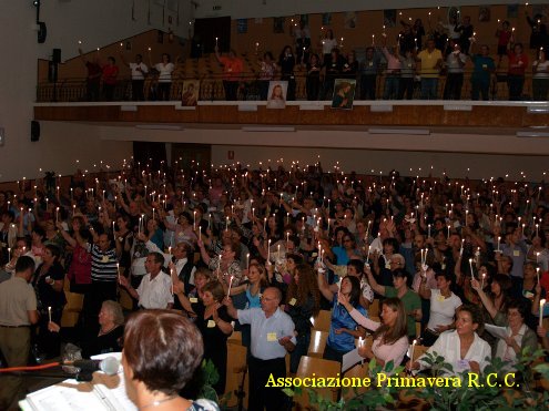 Assemblea con le candele accese Assemblea