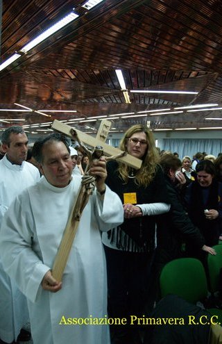 Don Pino Giuliana con il Crocefisso Pino
