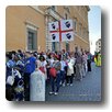 In fila per i controlli di sicurezza