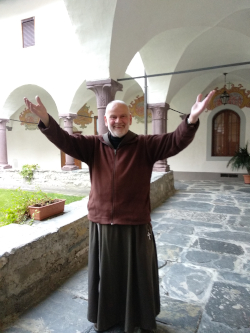 Padre Natale Merelli esulta al nostro arrivo in Convento