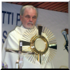 Padre Faricy espone il Santissimo