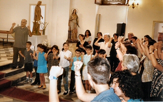 Momento di lode dei bambini in chiesa lode