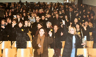 L'assemblea durante un momento di lode assemblea