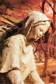 Una statuetta di creta rappresentante Maria madonnina