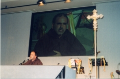 padre Giuseppe Pireddu durante la presentazione di Simona beppe