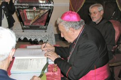 Mons. Ottorino Pietro Alberti suggella con la sua firma l'apertura dell'Istruttoria Diocesana